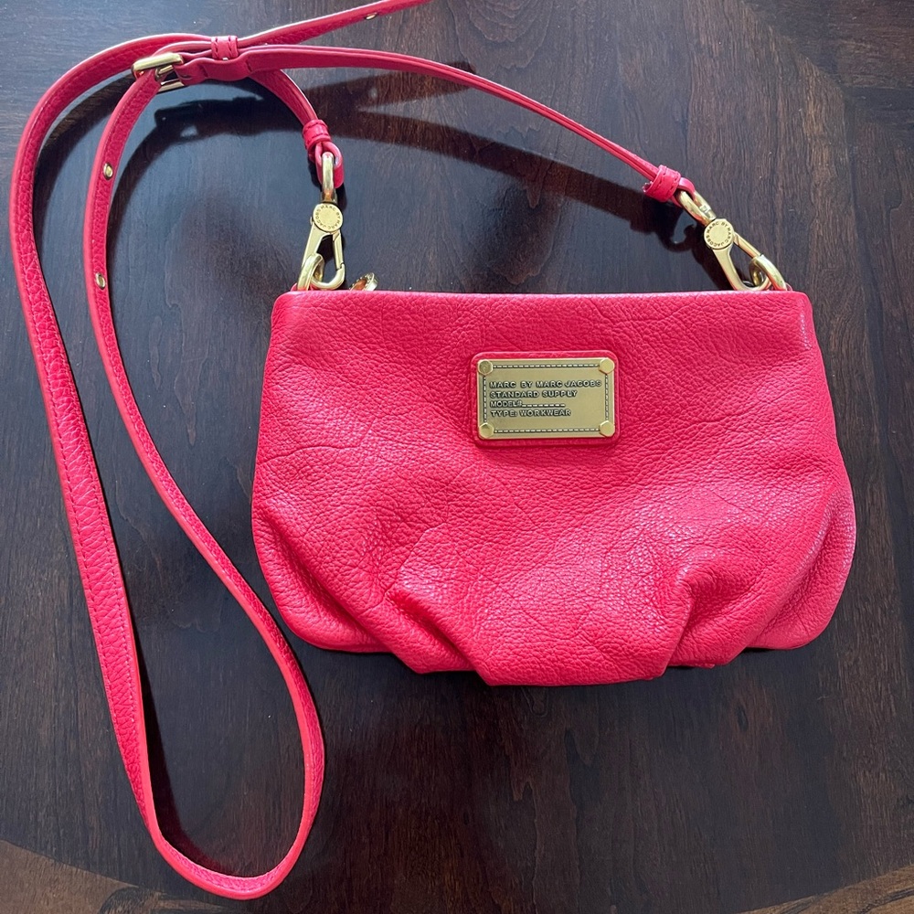NEW Marc Jacobs crossbo bag red Leather 6x8 gold hardware excellent condition.